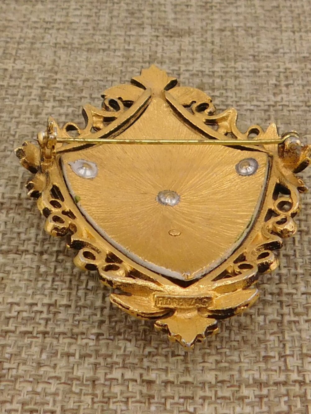 Florenza Goldtone Fleur di Lis Etruscan Brooch Shield Signed - Picture 6 of 7
